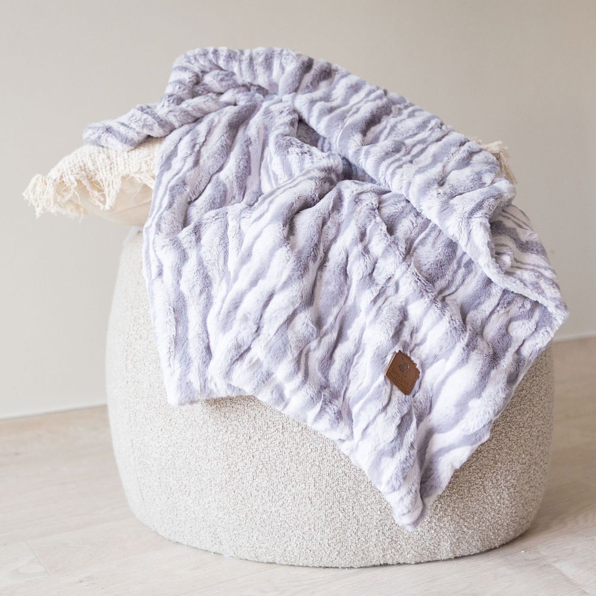 Luxury Grey Wavy Fur Blanket - Eva Essentials
